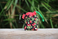 Bolsa de premios con tela de fresas sobre fondo negro