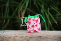 Bolsa de premios con tela de fresas sobre fondo rosa