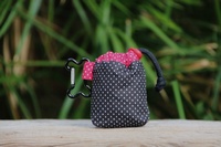 Bolsa de premios con tela de puntos blancos sobre fondo negro
