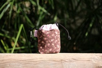 Bolsa de premios con tela vintage de Flores rosas con fondo marrón