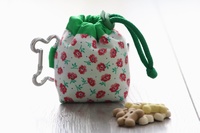 Bolsa de premios con tela de Flores rojas y tallo verde sobre fondo negro