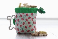 Bolsa de premios abierta con tela de Flores rojas y tallo verde sobre fondo negro
