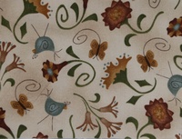 Tela de flores con forma de campana, pájaros y mariposas sobre fondo beige