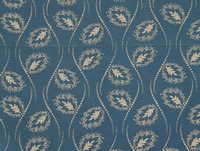 Tela de hojas blancas con estampado sobre fondo azul claro
