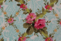 Tela de flores rosas y hojas verdes con fondo blanco y estampado azul cielo