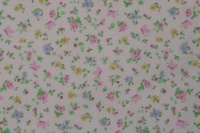 Tela de flores rosas, amarillas y moradas de tallo verde con fondo blanco
