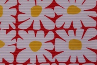 Tela de margaritas blancas sobre fondo rojo