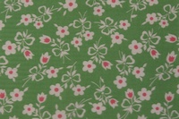 Tela de flores blancas y rosas con fondo verde