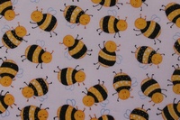Tela con dibujo de abejas y fondo blanco