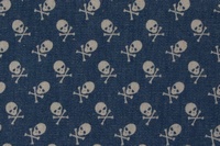 Tela de loneta vaquera con calaveras blancas
