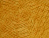 Tela con estampado color miel y figuras como panales de abeja